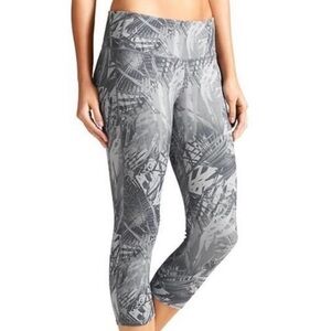 XS Athleta palm Chaturanga cropped leggings EUC